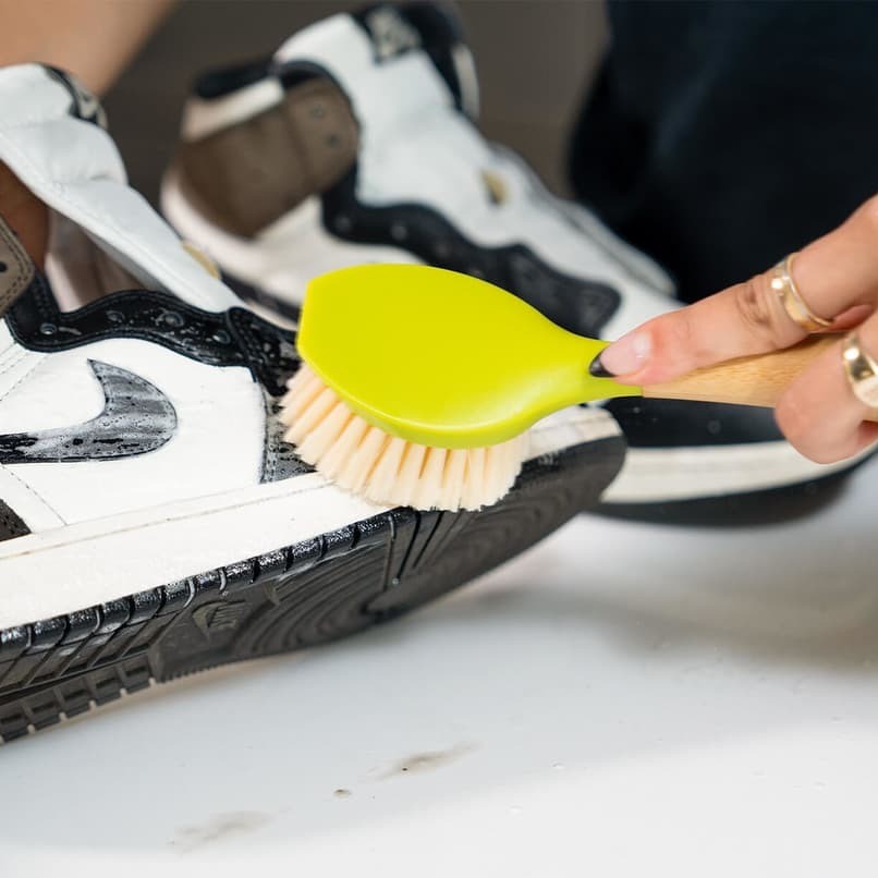 how to wash sports shoes